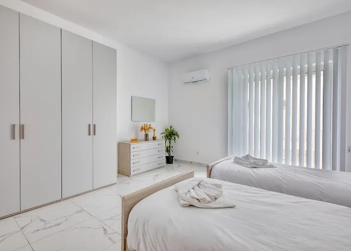 New Family-friendly & Spacious By Sf Homes Daire