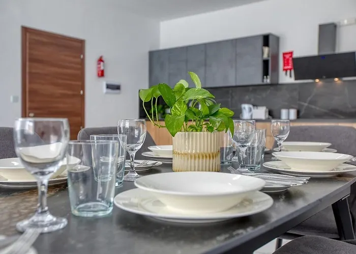 New Family-friendly & Spacious By Sf Homes Daire *