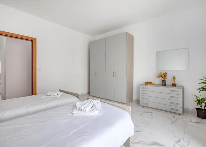 New Family-friendly & Spacious By Sf Homes Daire