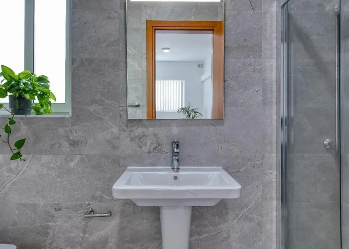 New Family-friendly & Spacious By Sf Homes Daire *