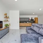 Apartman New Family-friendly & Spacious By Sf Homes *