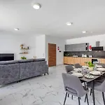 Apartman New Family-friendly & Spacious By Sf Homes