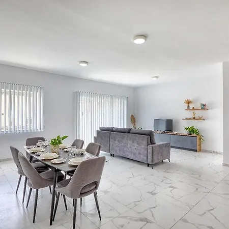 New Family-friendly & Spacious By Sf Homes Fgura
