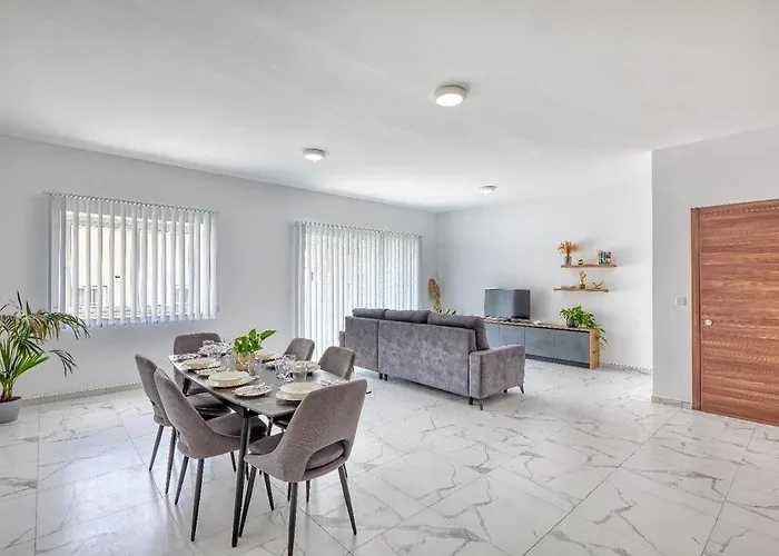 New Family-friendly & Spacious By Sf Homes Fgura