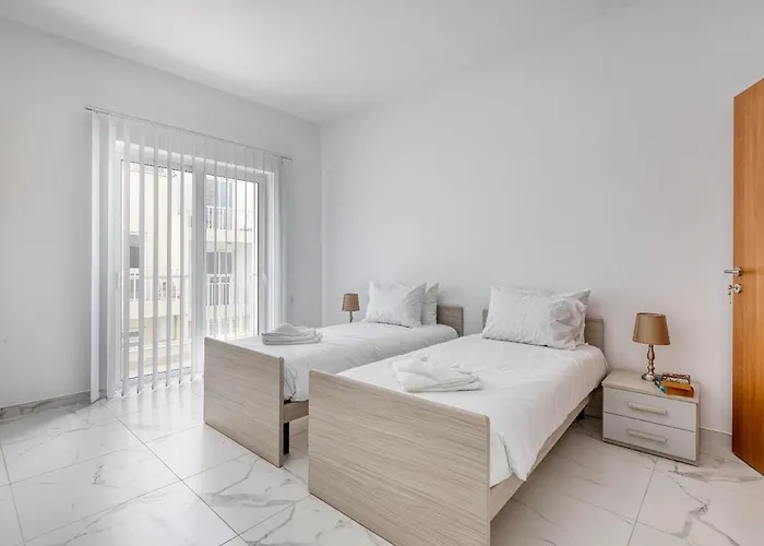 New Family-friendly & Spacious By Sf Homes Fgura