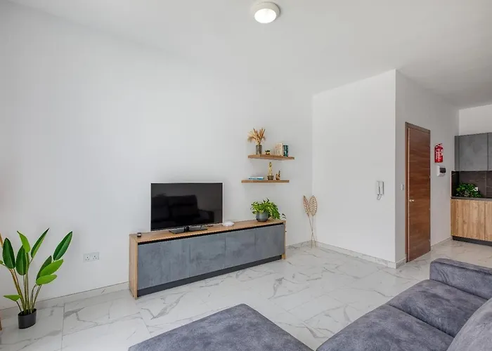 New Family-friendly & Spacious By Sf Homes Fgura